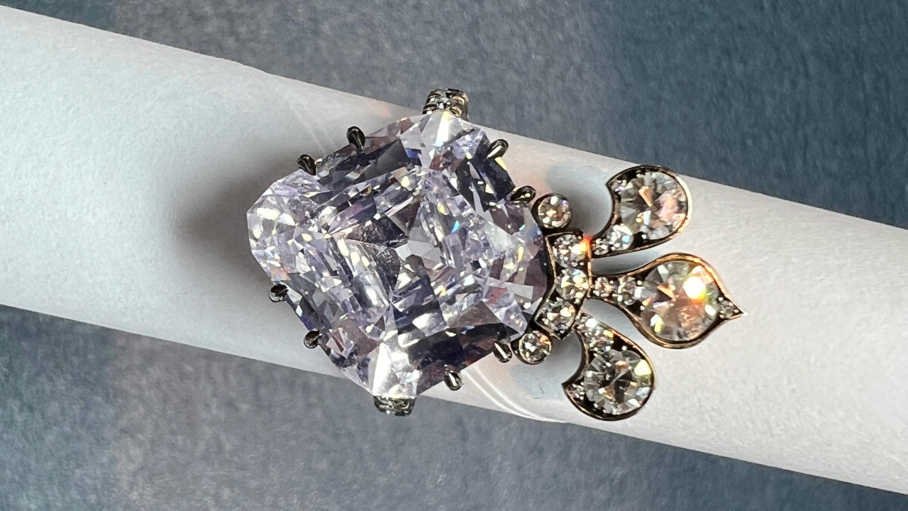 Růžový diamant Marie Antoinetty prodán za stovky milionů. Aukční dům Christie’s slaví absolutní úspěch.